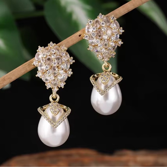 Couture Crystal Cluster Pearl Gold Earrings - Picture 3 of 7